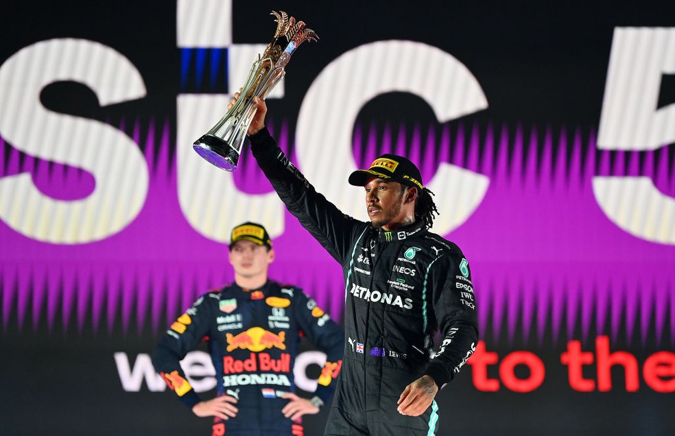 Hamilton vence duelo contra Verstappen, com batida e punição na Arábia Saudita