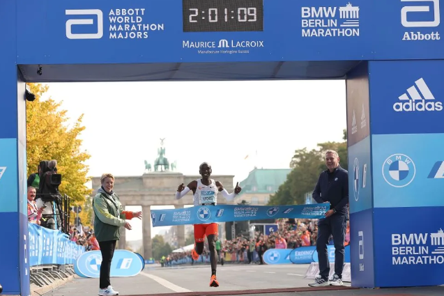 Eliud Kipchoge bate recorde mundial na Maratona de Berlim
